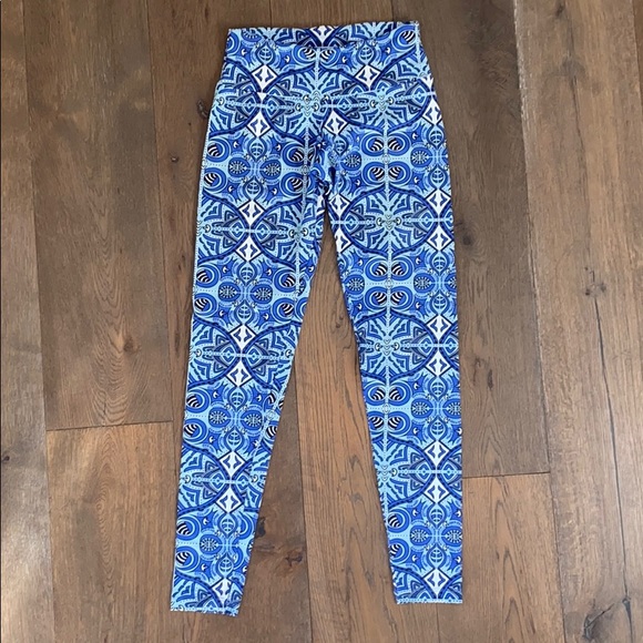 🦋 Radiant Blue & White Tile Pattern Leggings  * YOGA - Picture 3 of 9